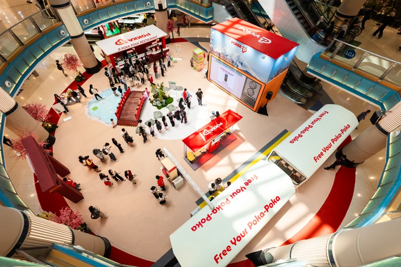 Overhead view of POKKA’s train-themed activation at Sunway Pyramid, showing the POKA-POKA Restaurant, giant television screen, bridge and train.
