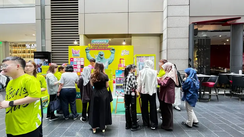 Shoppers gathered at the Watsons redemption booth at Pavilion Kuala Lumpur on a mid-campaign afternoon, with a crew member in a Watsons Club shirt in front, 17 April 2026