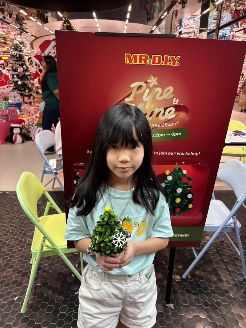 Pipe-cleaner Christmas trees at Christmas craft · Workshop archive — photo 3