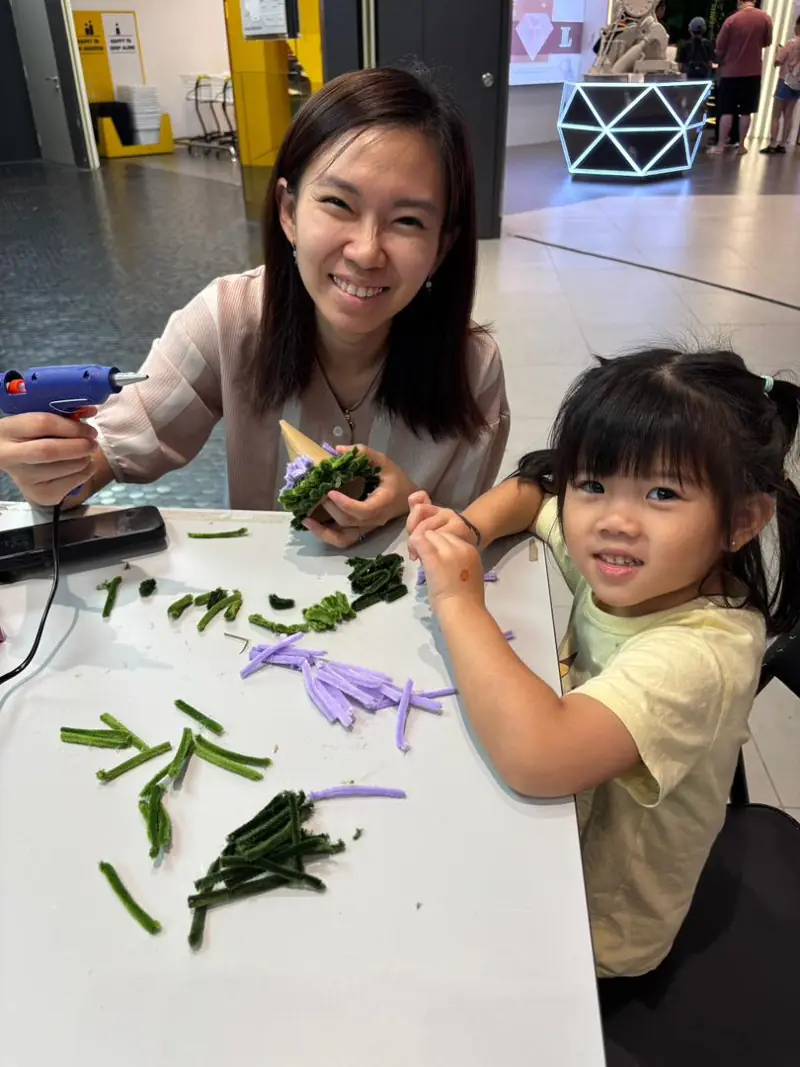 Pipe-cleaner Christmas trees at Christmas craft · Workshop archive — photo 2