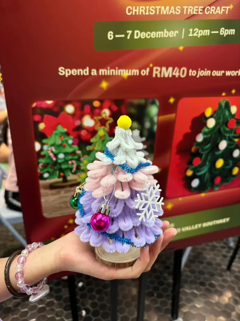 Pipe-cleaner Christmas trees at Christmas craft · Workshop archive — photo 1